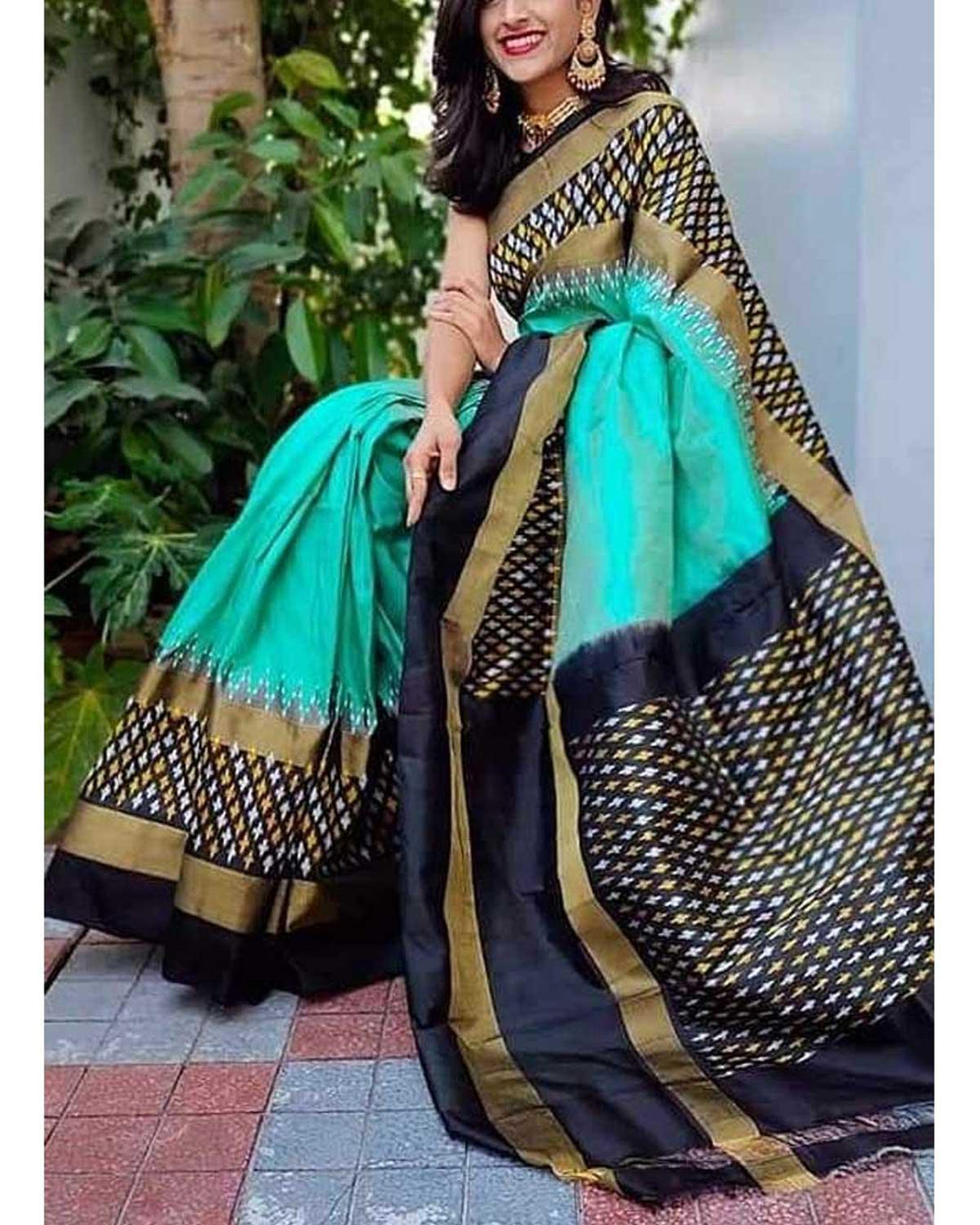 LATEST DESIGNER POCHAMPALLY IKAT PATTU SEA GREEN WITH BLACK COLOR SAREE - pochampallysarees.com