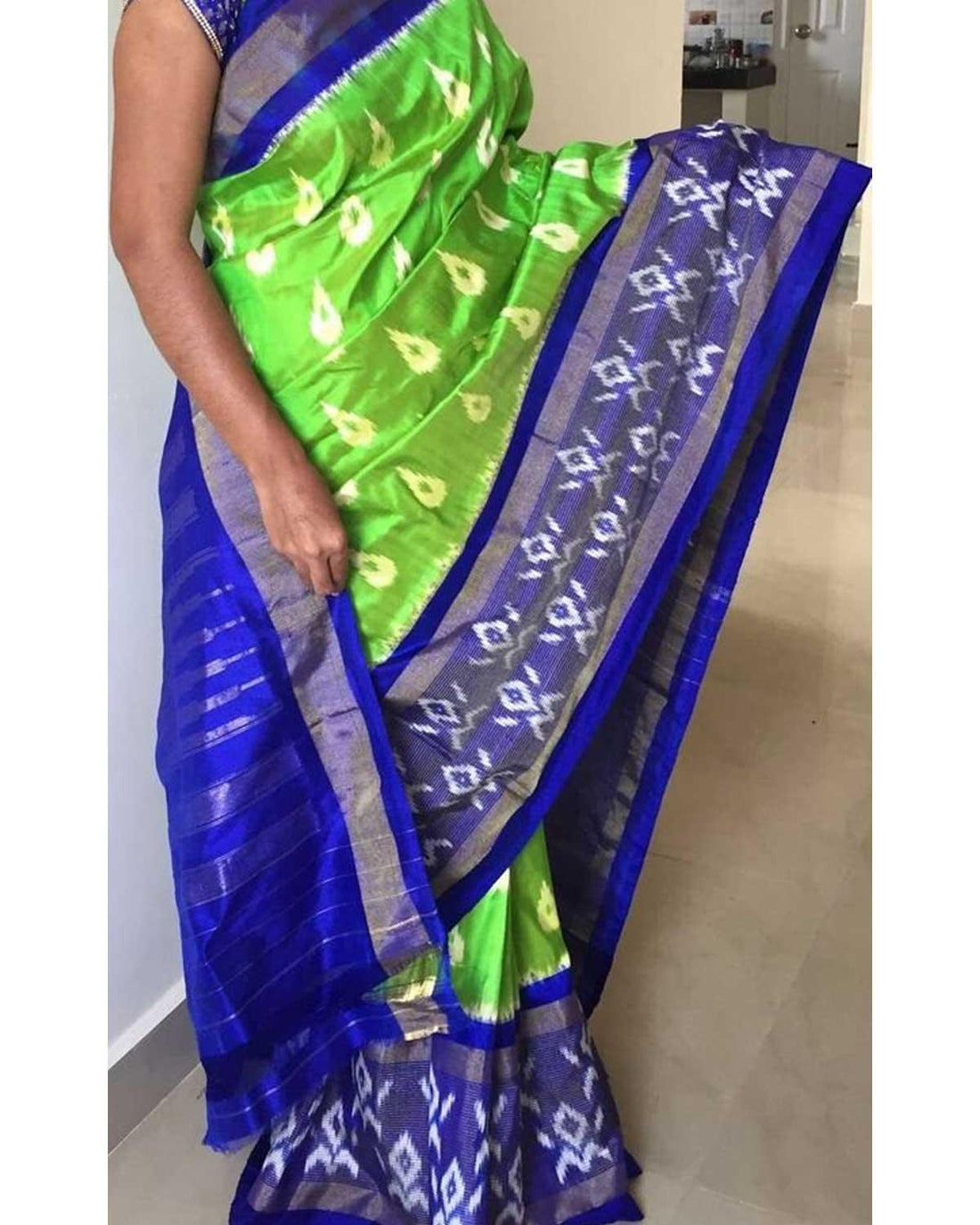 POCHAMPALLY IKAT PARROT GREEN COLOUR SAREE - pochampallysarees.com