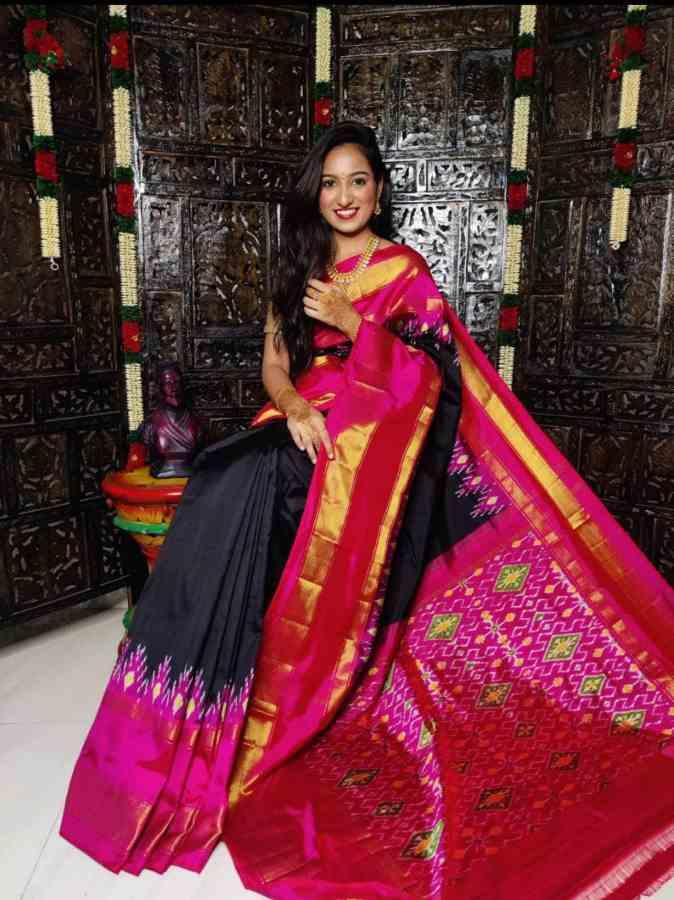 Pochampally Ikat Silk Black With Red Color Saree - pochampallysarees.com