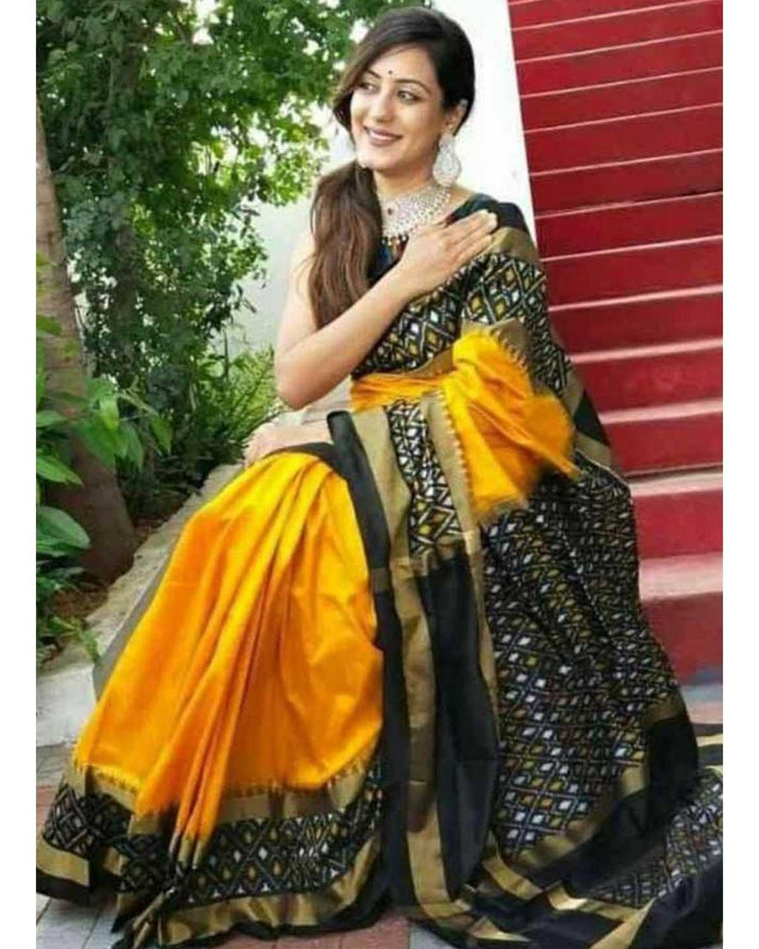 POCHAMPALLY IKAT SILK YELLOW AND BLACK COLOR SAREE - pochampallysarees.com