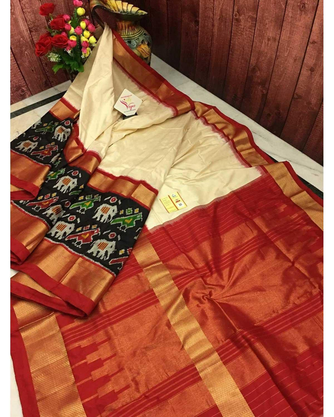 POCHAMPALLY IKAT WITH CREAM WITH RED COLOR SAREE - pochampallysarees.com