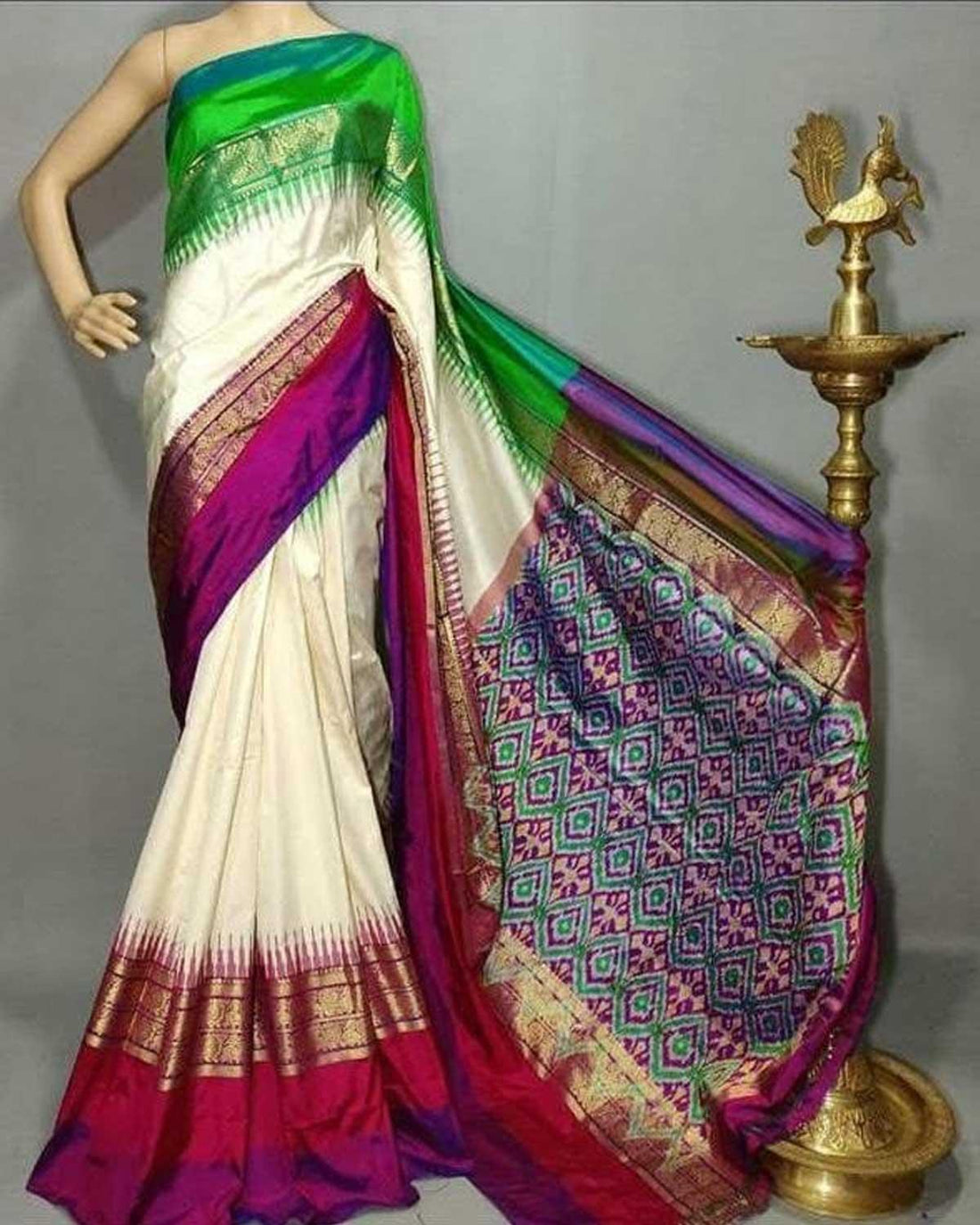 POCHAMPALLY IKKAT CREAM WITH PURPLE COLOR SAREE - pochampallysarees.com