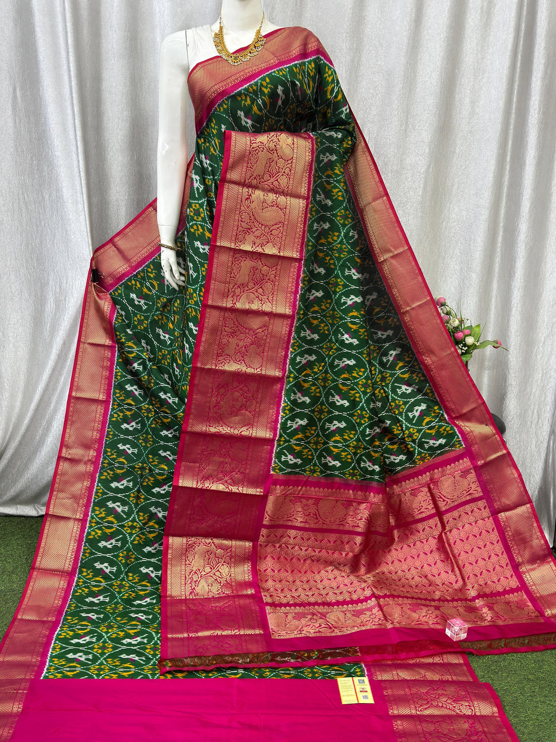 Pochampally Ikkat Kanchi Border Green Red Sari - pochampallysarees.com