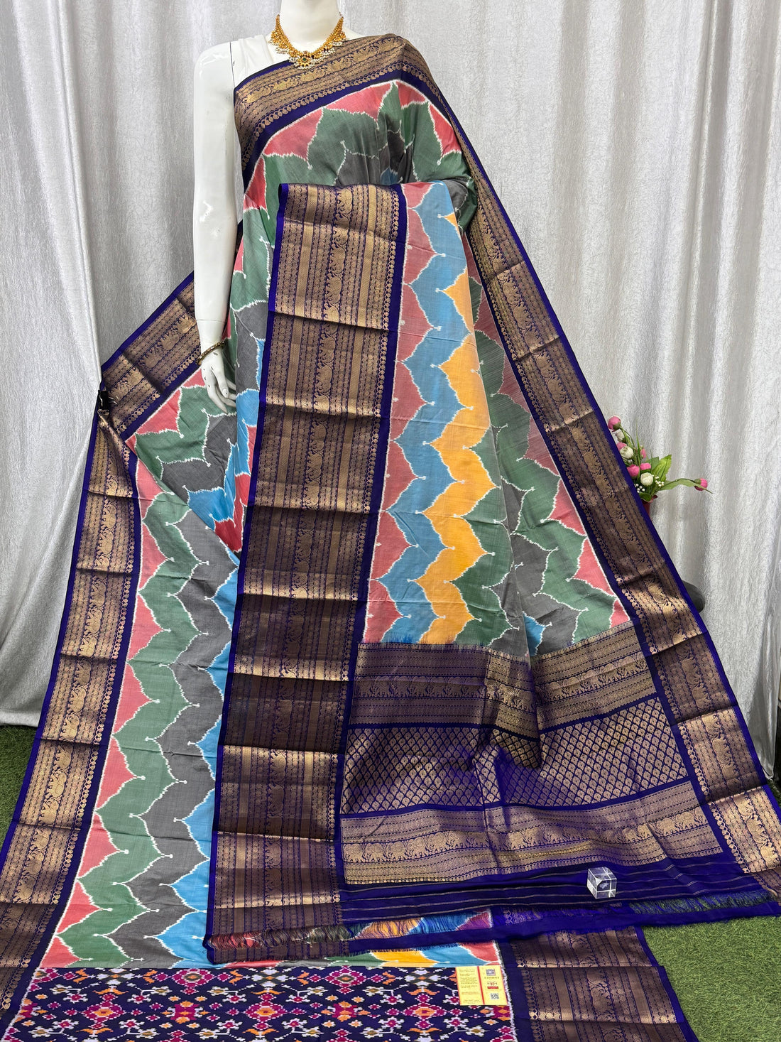 Pochampally Ikkat Kanchi Border Multi Color Navy Blue Sari - pochampallysarees.com
