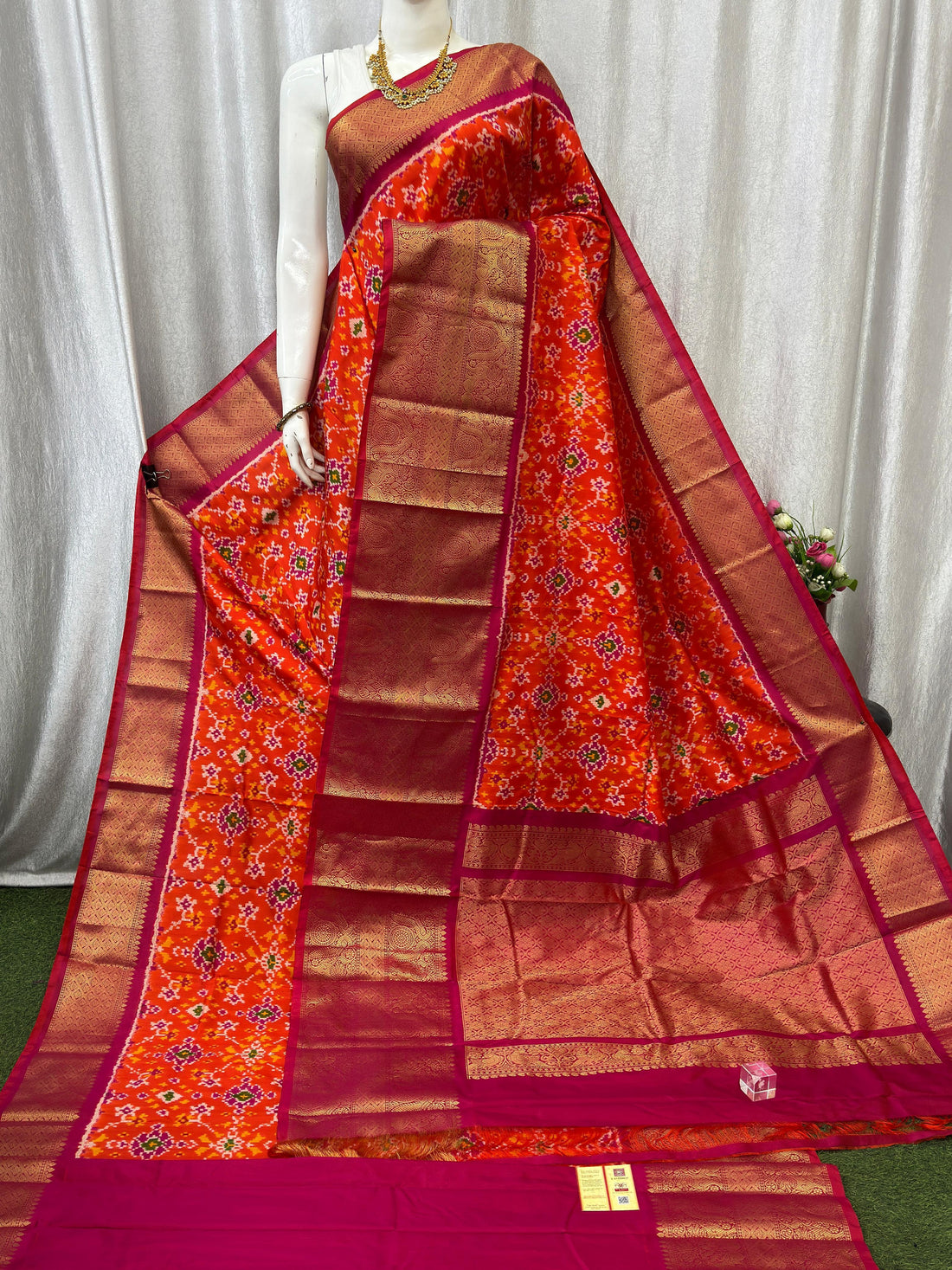 Pochampally Ikkat Kanchi Border Orange Red Sari - pochampallysarees.com