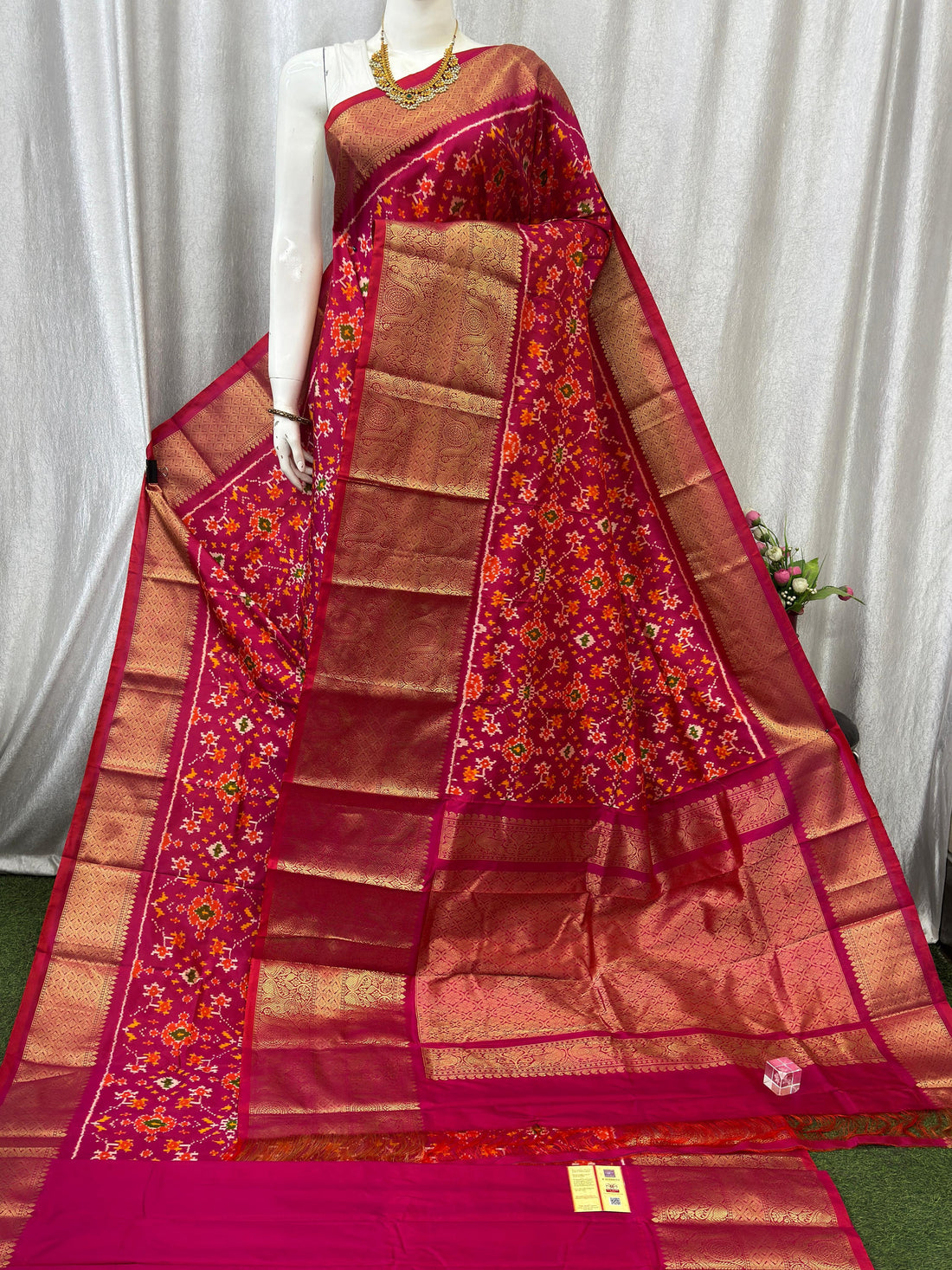 Pochampally Ikkat Kanchi Border Red Sari - pochampallysarees.com