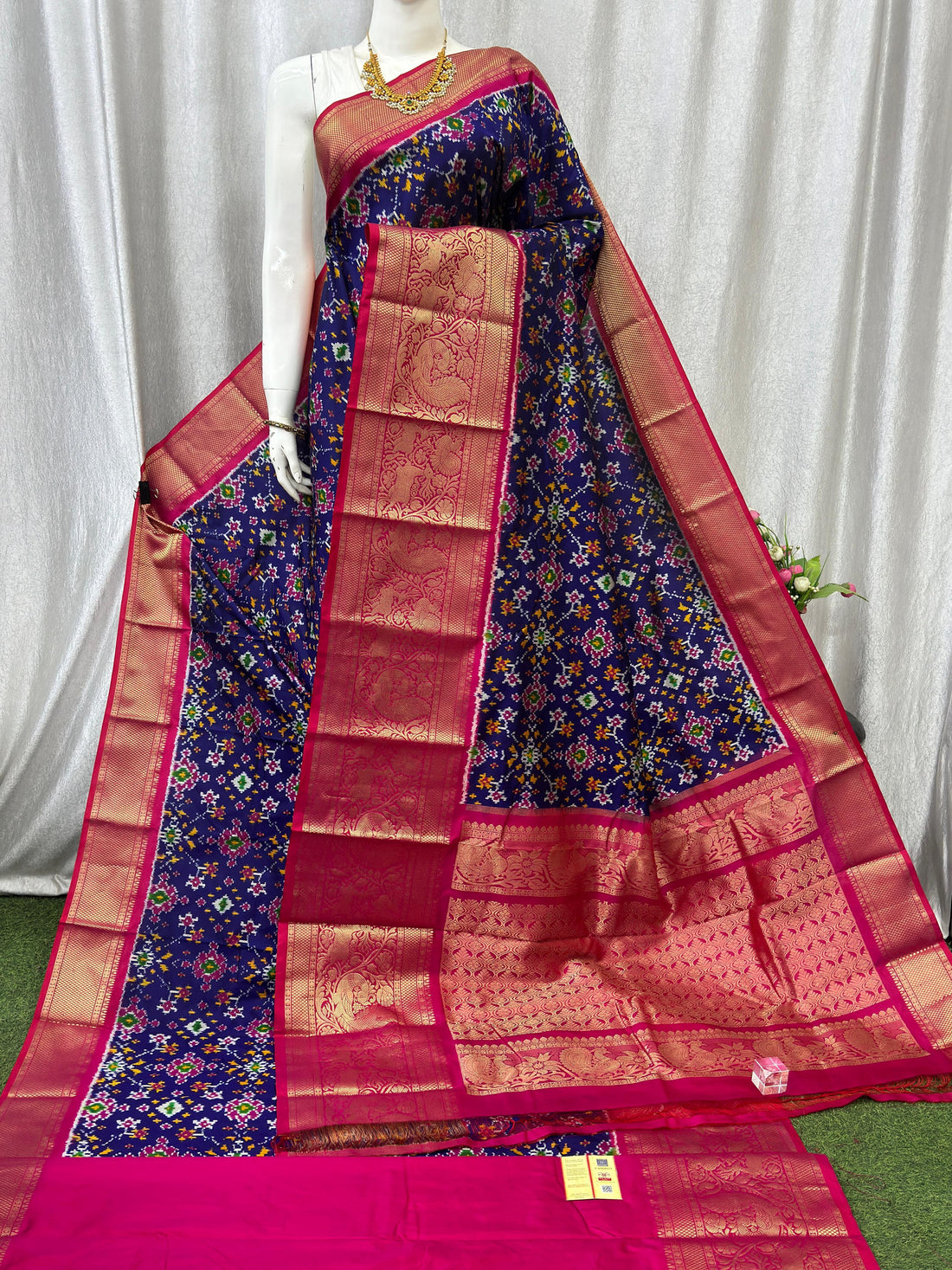 Pochampally Ikkat Kanchi BorderNavy Blue Red Sari - pochampallysarees.com