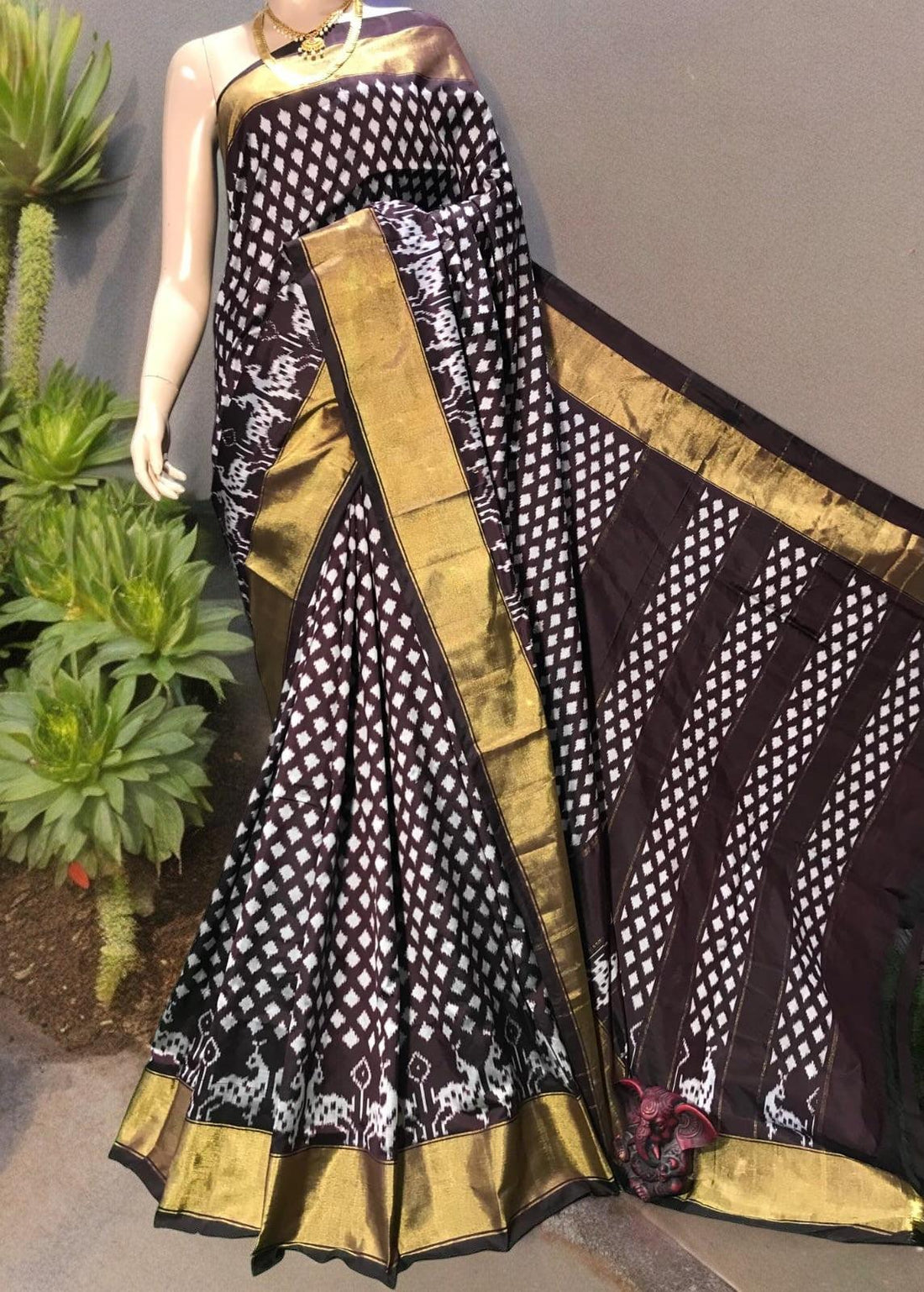 Pochampally Ikkat Silk Black - pochampallysarees.com