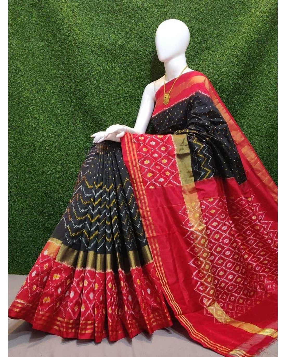 POCHAMPALLY IKKAT SILK BLACK WITH RED COLOR SAREE - pochampallysarees.com