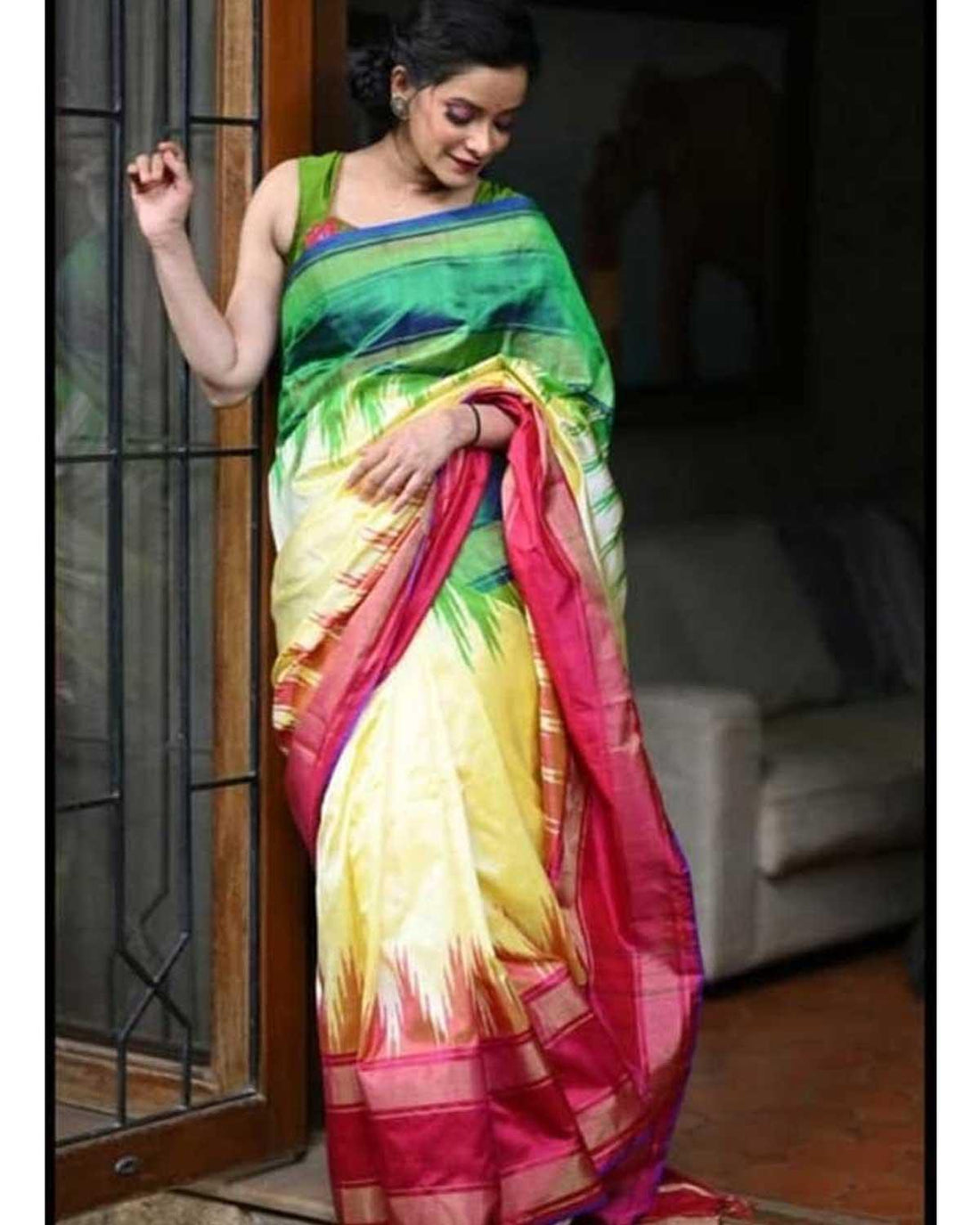 POCHAMPALLY IKKAT SILK CREAM WITH PINK COLOR SAREE - pochampallysarees.com