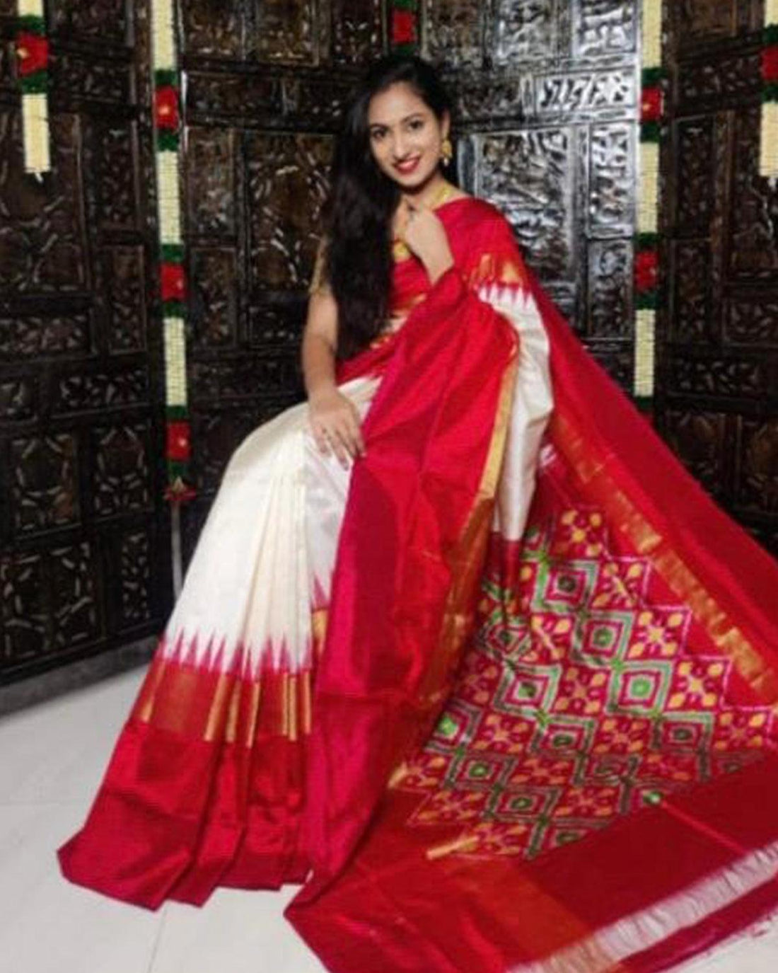 POCHAMPALLY IKKAT SILK SAREE CREAM WITH RED COLOR - pochampallysarees.com