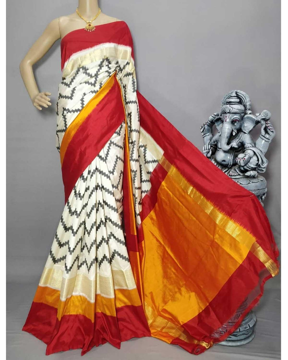 POCHAMPALLY IKKAT ZIG ZAG DESIGN SILK CREAM WITH RED COLOR SAREE - pochampallysarees.com