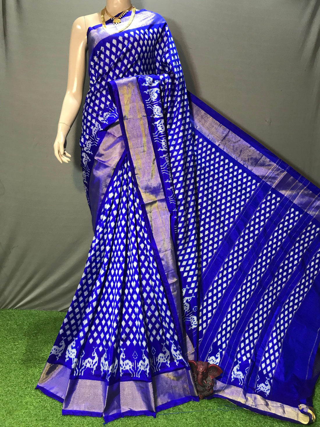 POCHAMPALLY SILK SAREE CREAM AND PURPLE WITH ALLOVER IKAT WOVEN BUTTA WEAVES AND IKAT DESIGN ZARI WOVEN BORDER - pochampallysarees.com