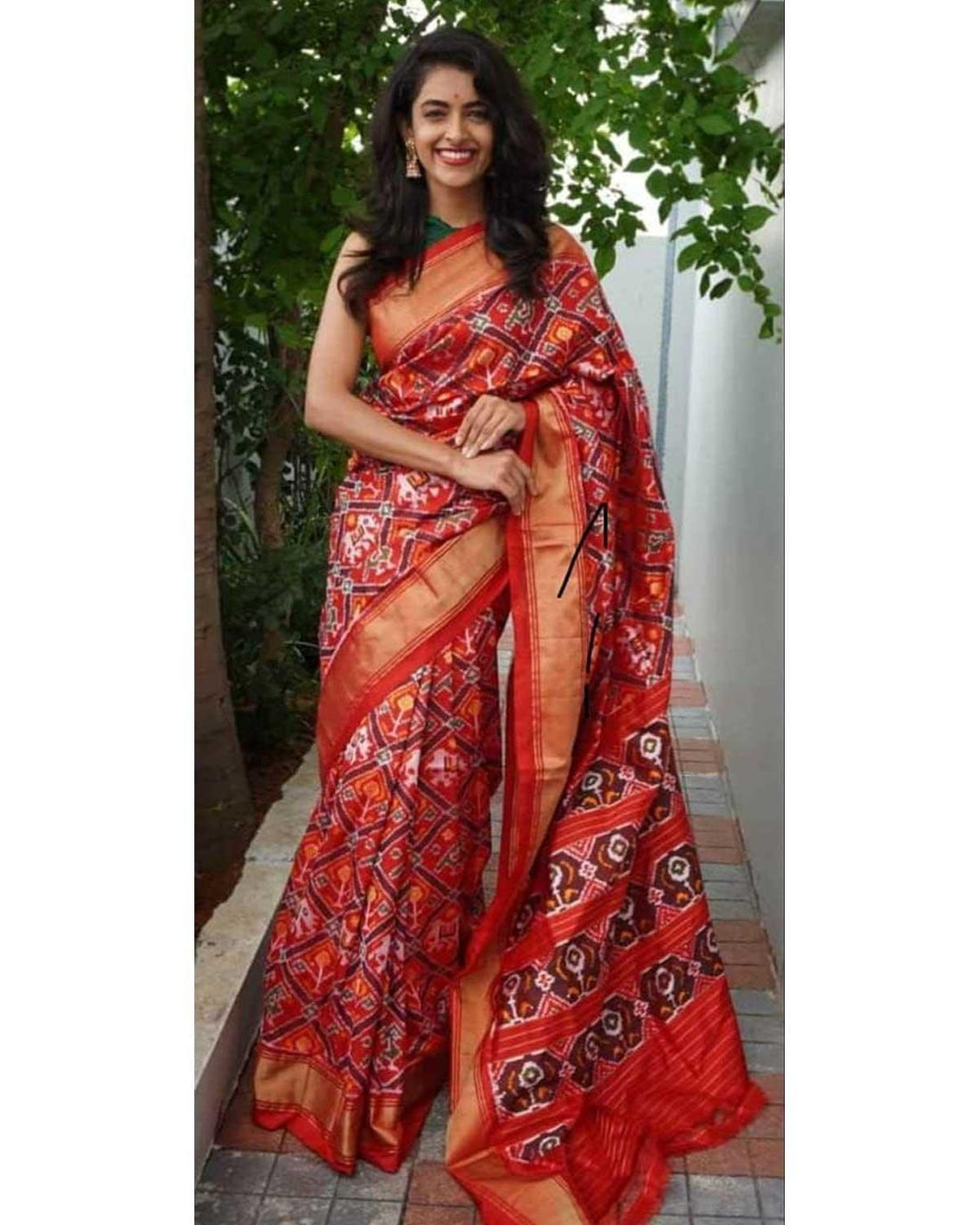 RED IKKAT SAREE - pochampallysarees.com