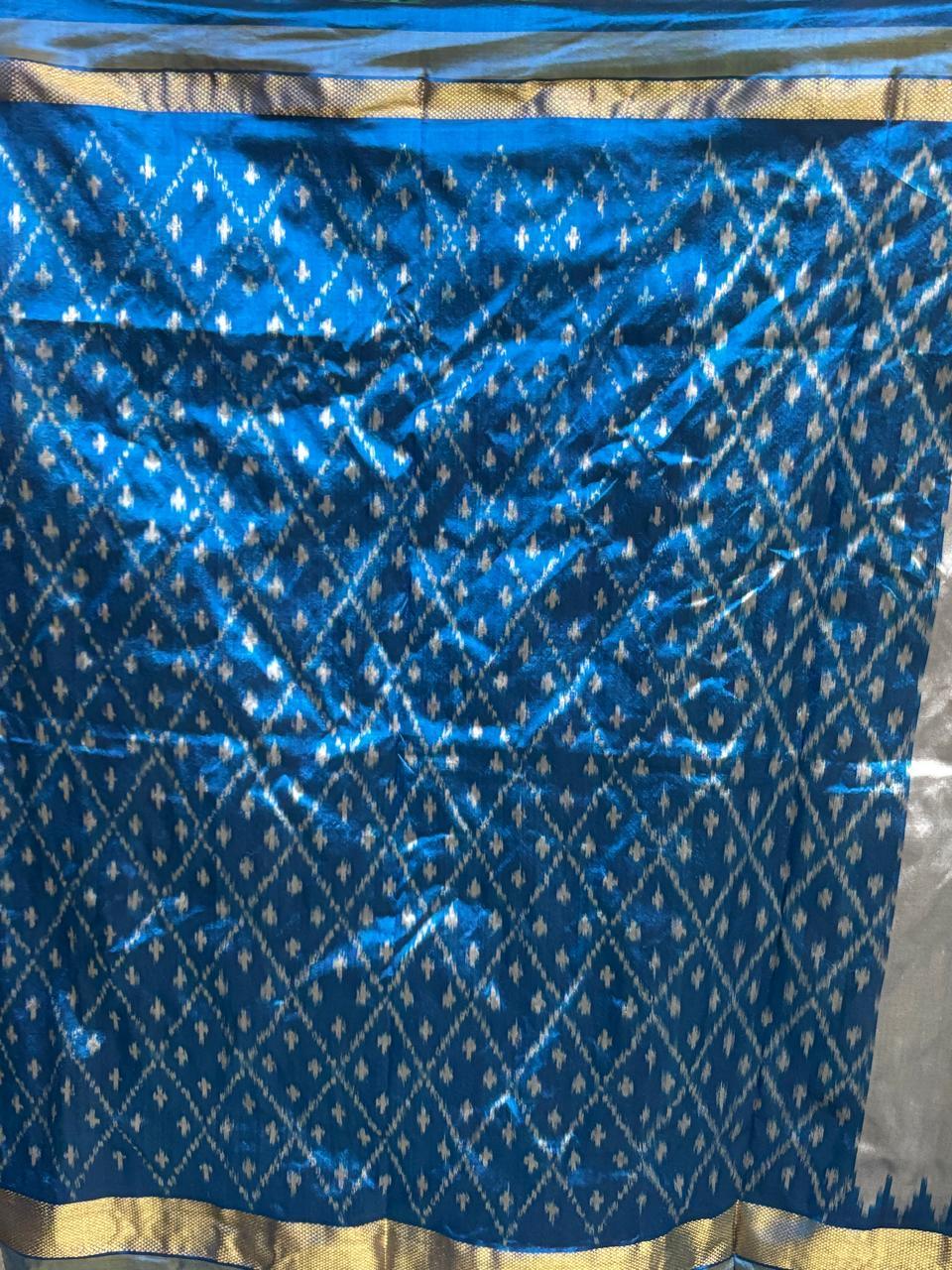 POCHAMPALLY IKKAT SILK MIDDLE SILVER WHITE PLAIN BORDER BLUE PALLU AND BLOUSE SAME AS IKKAT DESIGN SARI - pochampallysarees.com