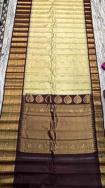 Pure Gadwal Silk Saree in Cream with Chocolate Pallu &amp; Blouse
